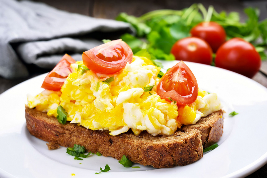 Тости з яйцем скрамбл: ідеальний сніданок за 5 хвилин