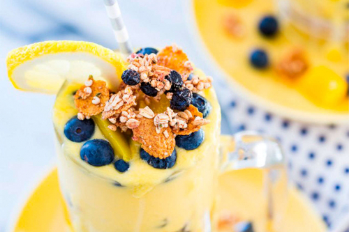 Ідеальний літній сніданок: легке парфе з лимонадом, ягодами і пластівцями